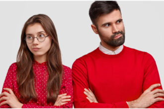 ये आदतें आपके रिश्ते को खराब कर सकती हैं और ब्रेकअप कर सकती हैं।- Live India News